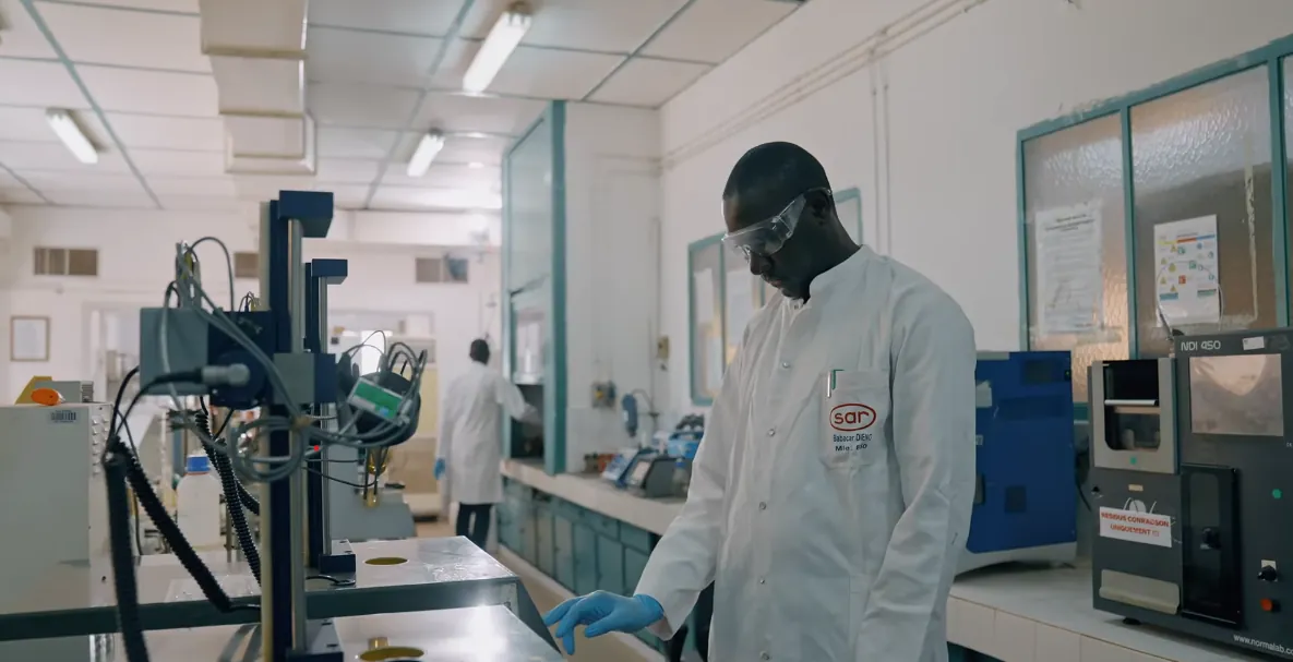 Technicien du laboratoire de la SAR à l'analyse